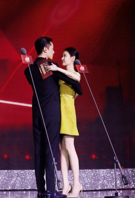 2010年，胡歌和王乐君在拍《伪装者》时，她不小心摔倒了，胡歌的脑袋刚好撞到她身