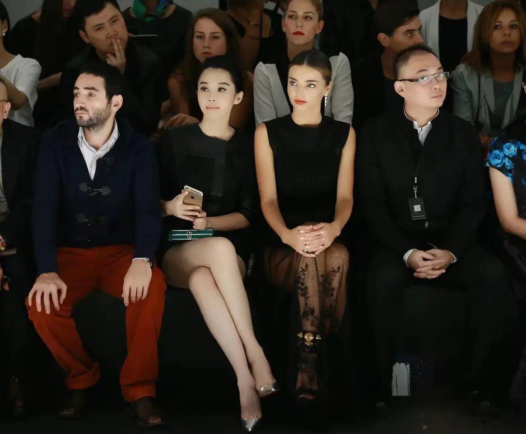 56岁许晴和超模可儿同框，一双又白又直大长腿太抢镜，说35我都信