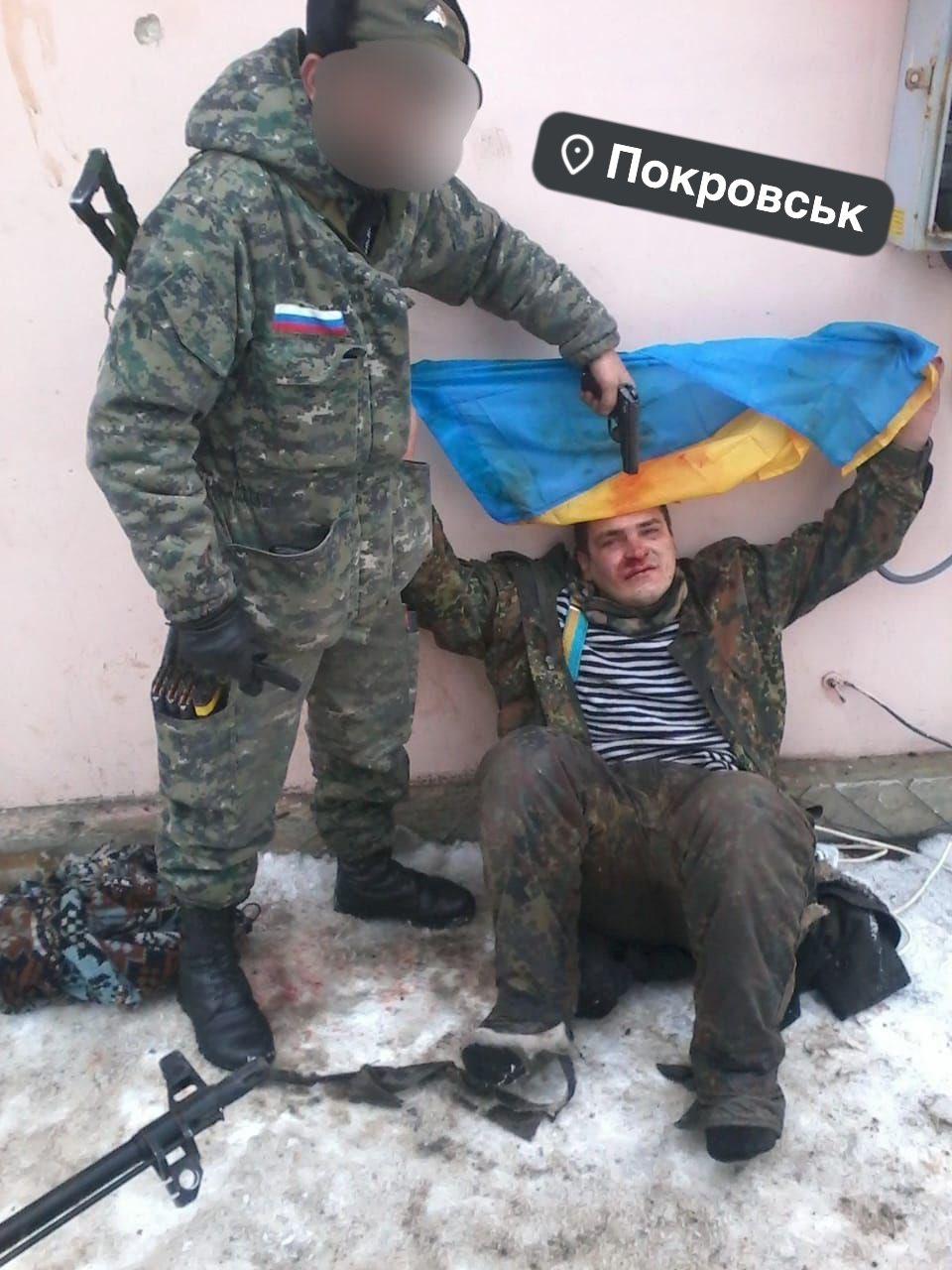 俄军在波克罗夫斯克地区俘虏了一名乌克兰士兵，并使用嘲讽的表情符号和文字嘲笑乌克兰
