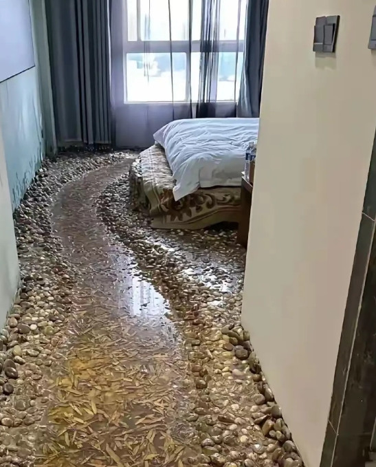 现在的酒店都这么离谱吗?太太太丑了!