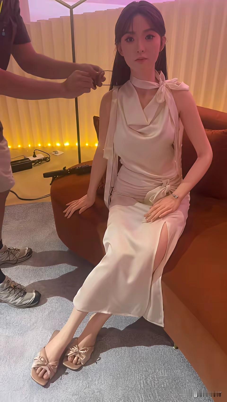 仿生机器人做的这么像真人了，你会买吗？这仿生机器人不仔细看根本看不出来是机器