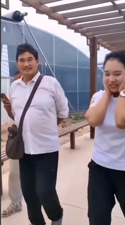 歌手袁庆和朱之文又一次同框了，她似乎略显害羞！近期，歌手袁庆与朱之文一起行走的