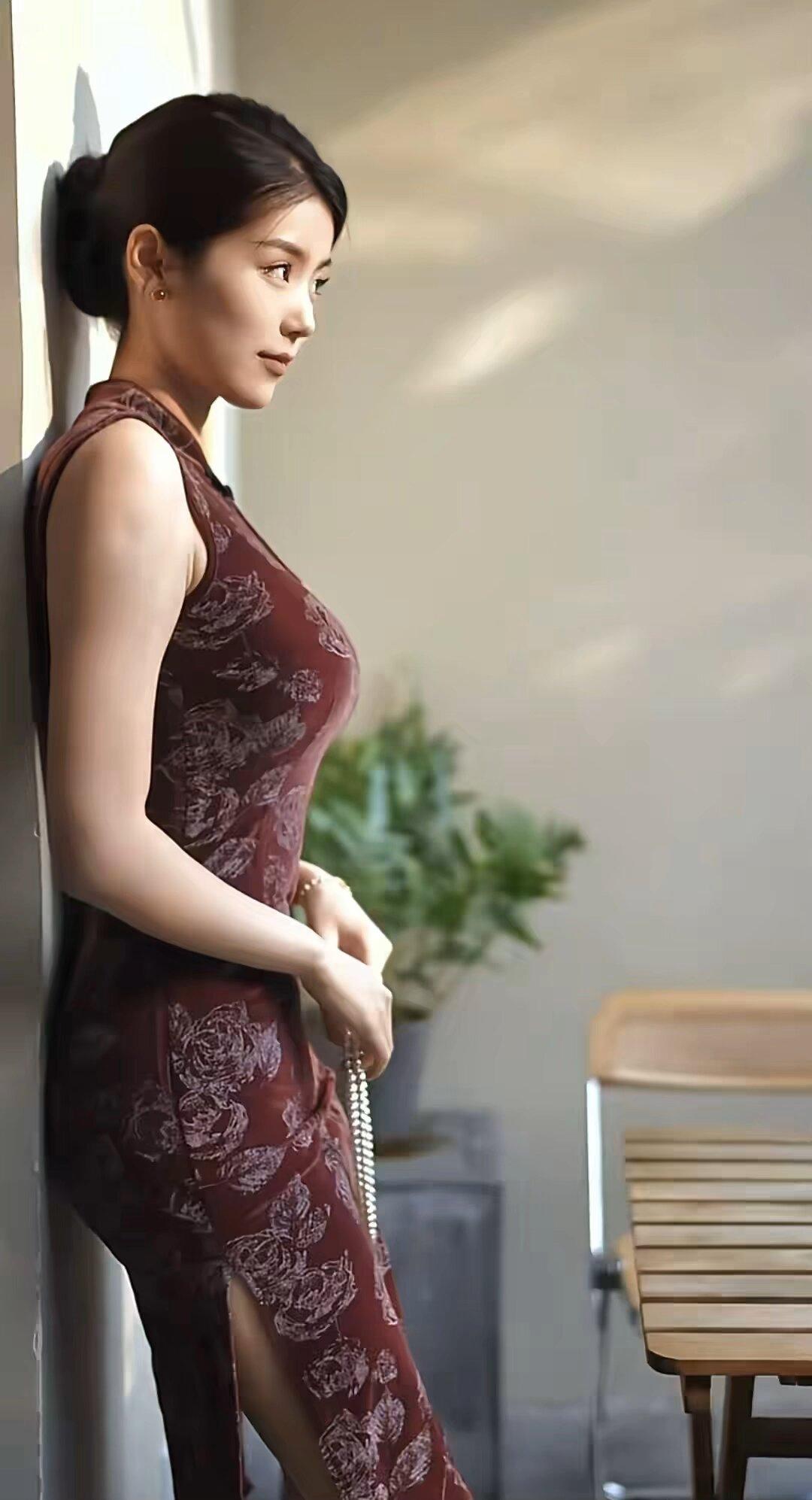 其实，真正的幸福，并不是比谁更有钱、谁更有权，而是，你哭时有人疼、累时有人靠、病