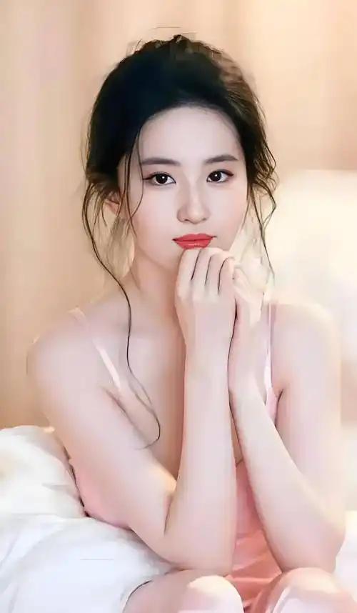 娱记刘大锤蹲守半年爆出实锤：刘亦菲已经单身整整七年了。自2018年和宋承宪