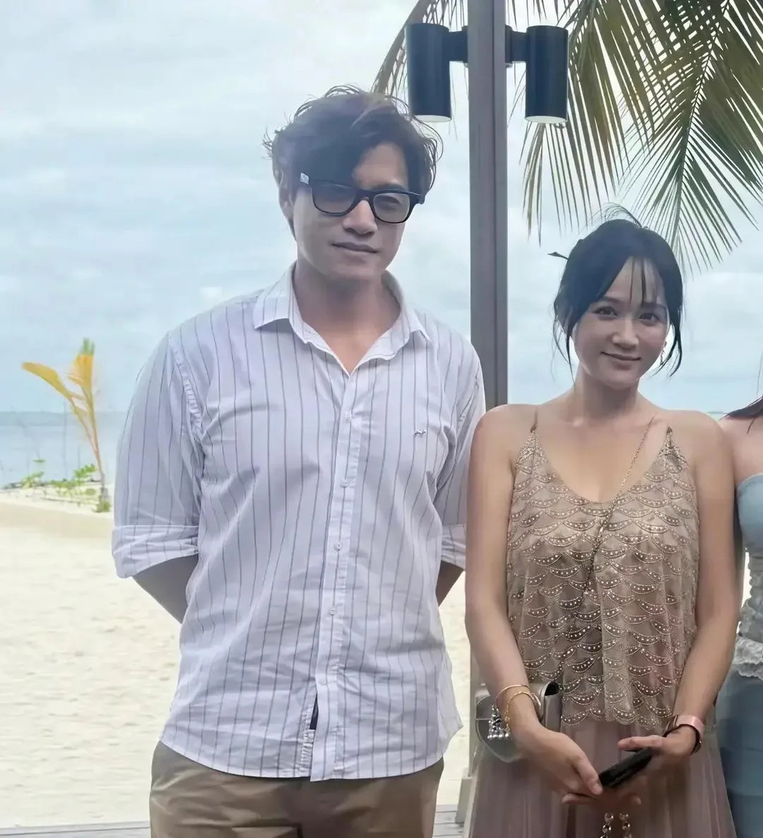 陈乔恩马尔代夫度假身穿吊带纱裙超漂亮，老公艾伦身材练得很壮实​