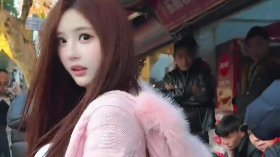 爆笑！女生偷看大叔打牌被老弟抓包，趣事曝光