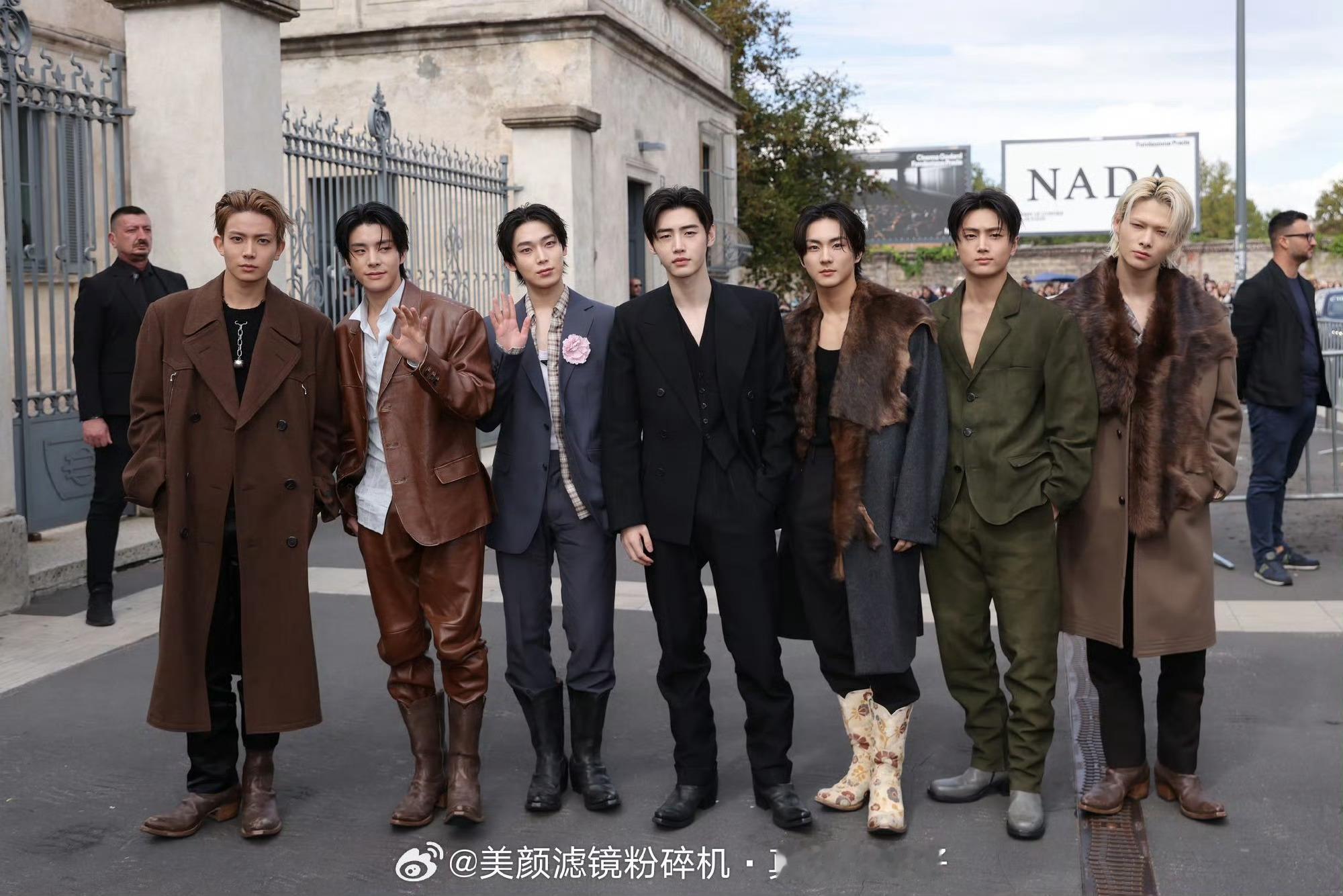 你不能说这衣服稠，也有可能是因为人稠，但这衣服也确实稠.​​​