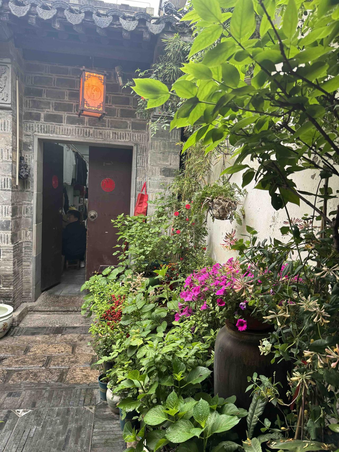 走进南京的老街小巷，仿佛能感受到岁月的沉淀，惊艳于这份宁静与美好，漫步在南京的