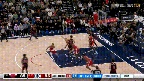 快船老板鲍尔默真是开心的要命！在今天快船主场迎战公牛的比赛中，当时比赛进行到了第