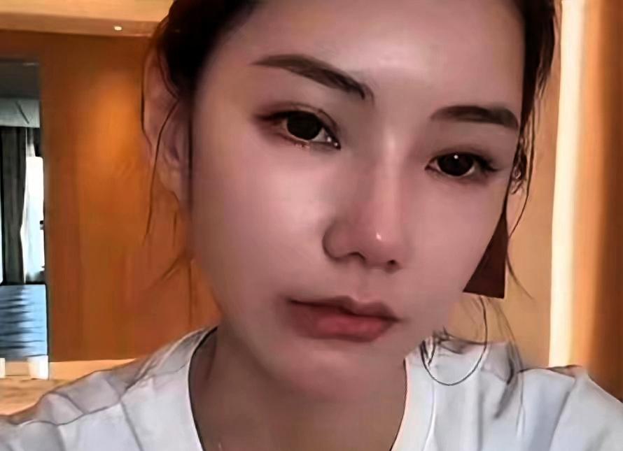 筱梅最近直播了，她说了些话，大家都在听着，关于家里人，她画了线，她说以后，那些事