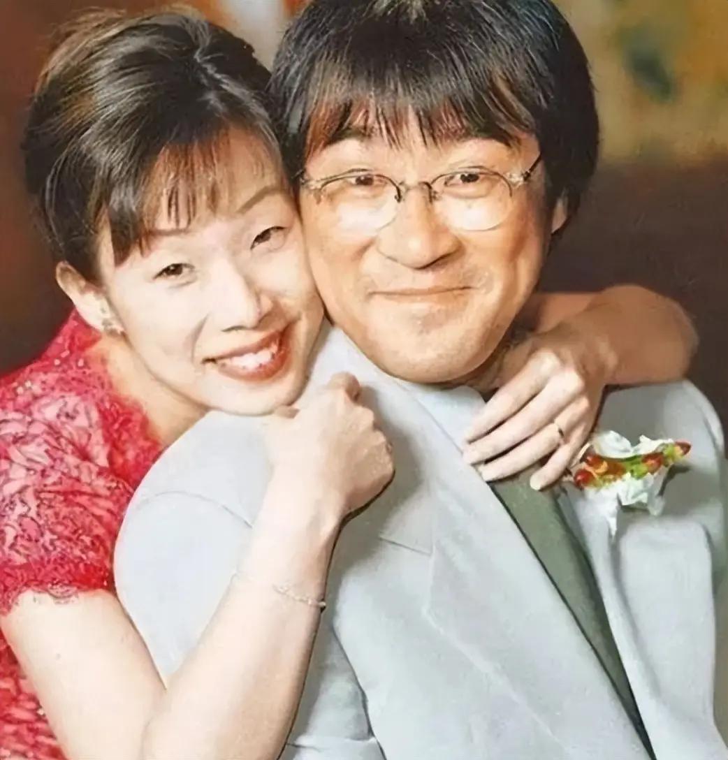 1994年，李宗盛爱上了林忆莲，两人为了寻求刺激就悄悄同居，结果没多久，林忆莲就