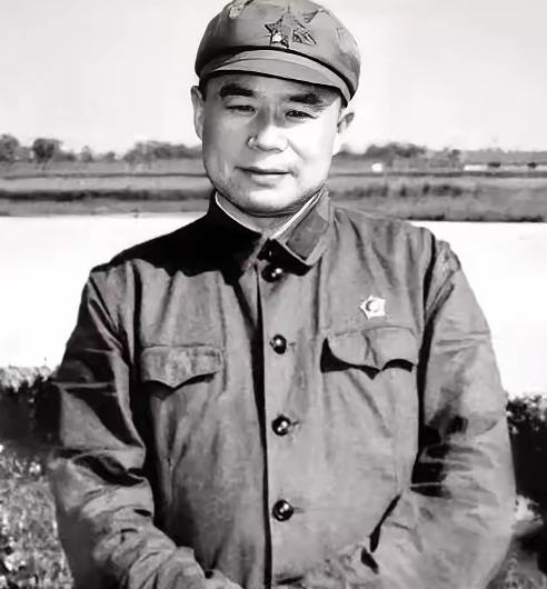 1978年，开国中将王近山病危，临终前，他用尽最后的力气，将未成年的稚嫩小儿子，