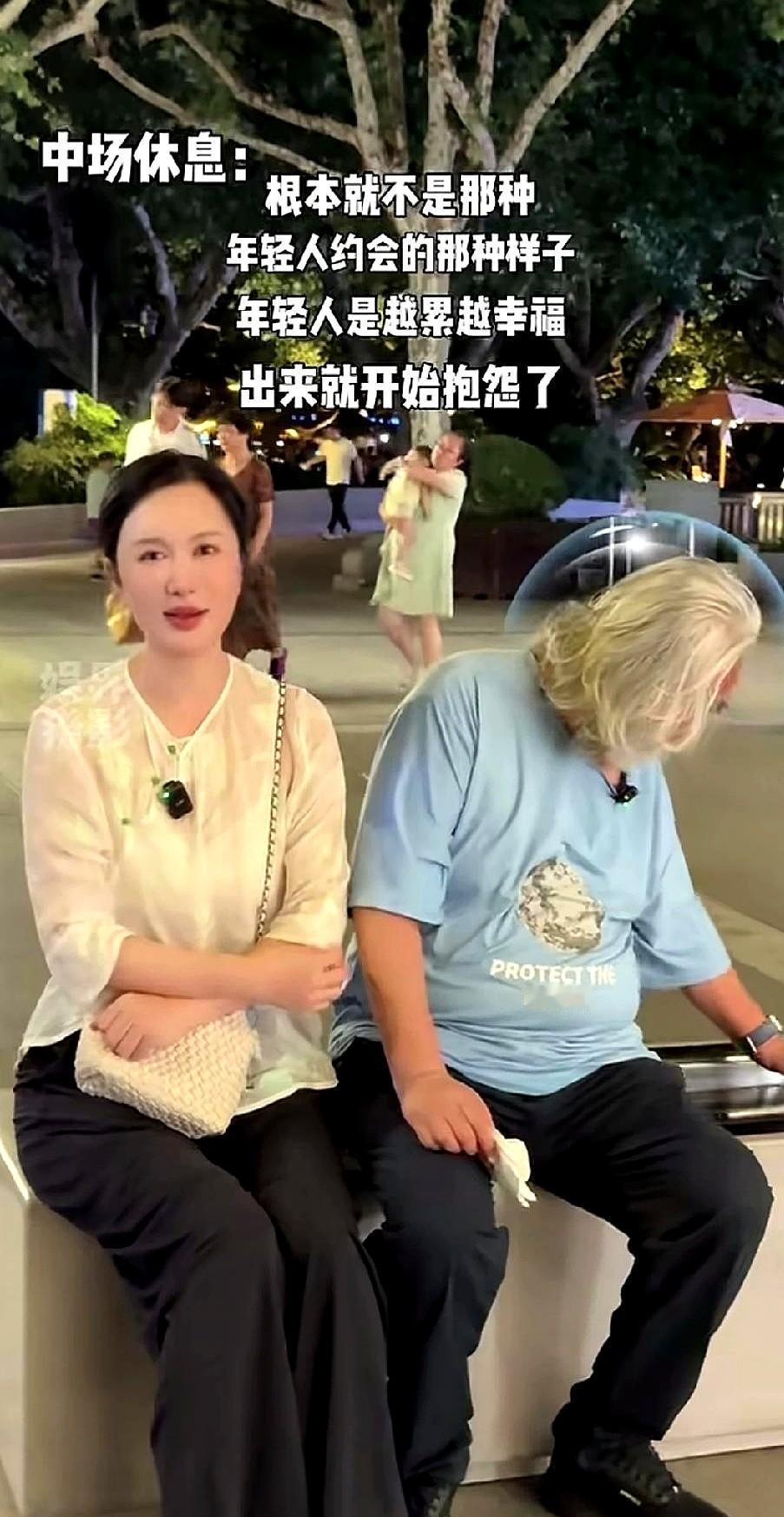 杜星霖又把自家小日子搬上热搜,逛街时嫌老公不解风情,一句碎念,弹幕瞬间群起,有人