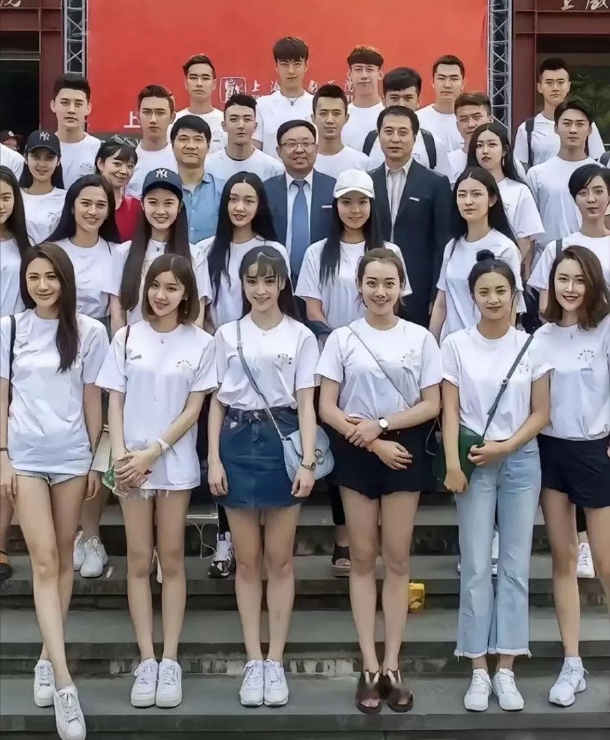 原来田曦薇大学班里就她火了起来