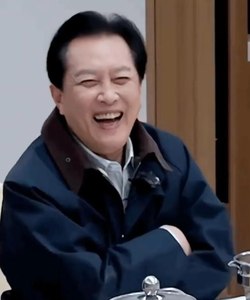 终于理解了，唐国强一把年纪还上综艺，最根本的原因就是他缺钱，因为他需要给两个
