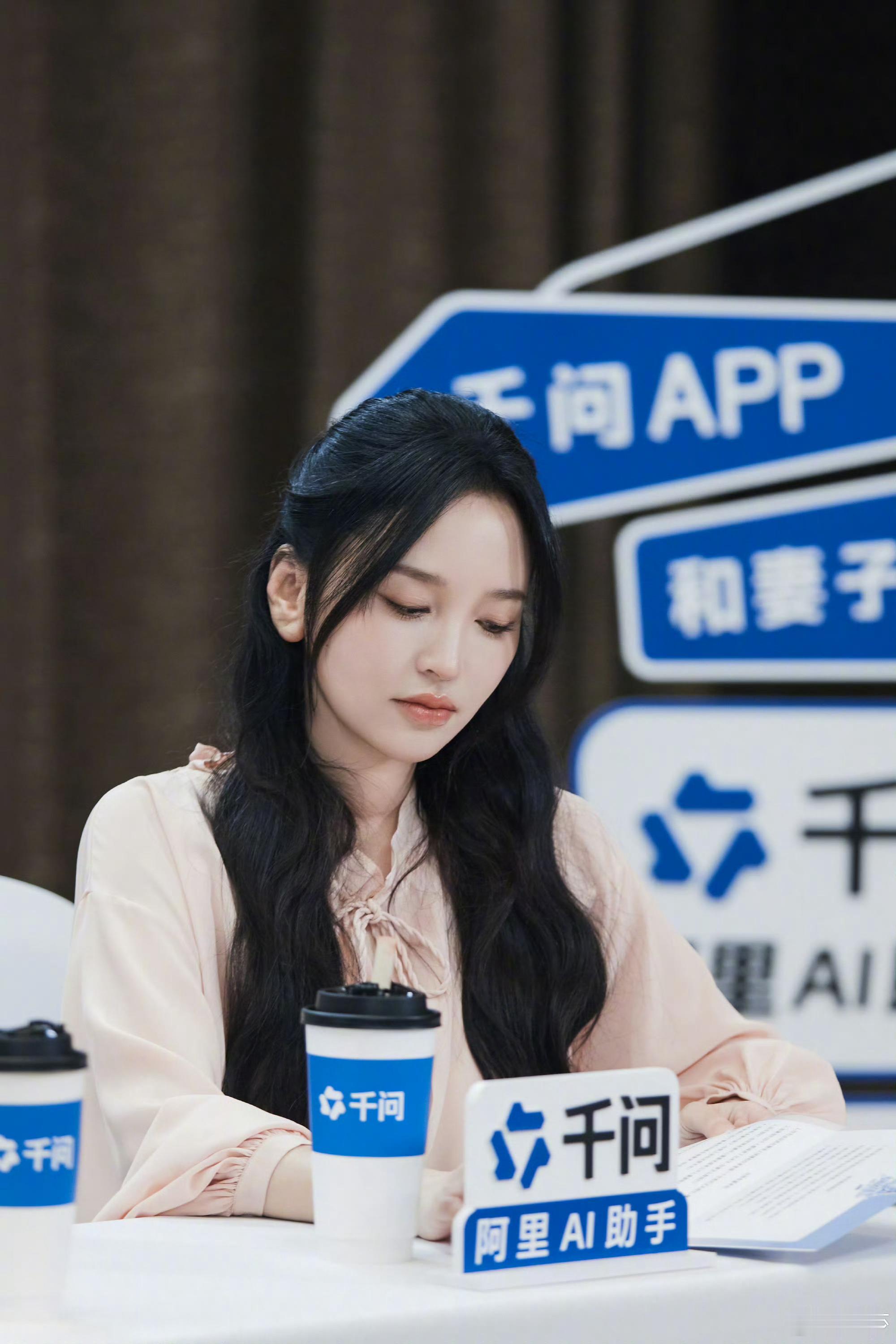 金莎孕相金莎线下状态金莎是已经怀孕了吗？昨天线下活动状态看着有孕相了，恭喜恭喜喔