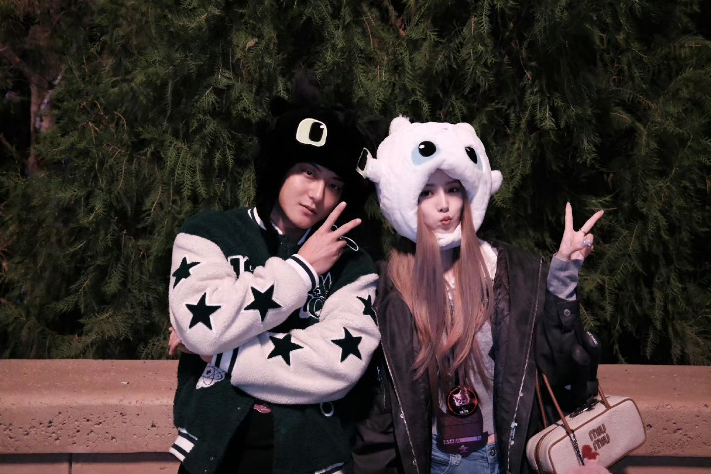 黄子韬徐艺洋婚后环球影城plog黄子韬徐艺洋戴无牙仔头套黄子韬徐艺洋游玩环球影城