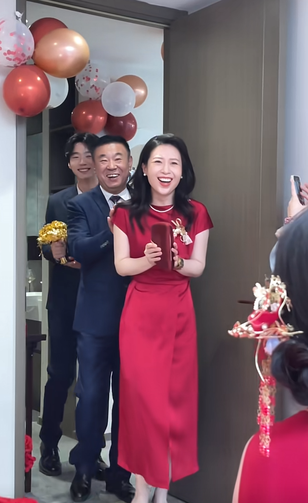 婚礼被喜婆婆惊艳了，这一身好漂亮