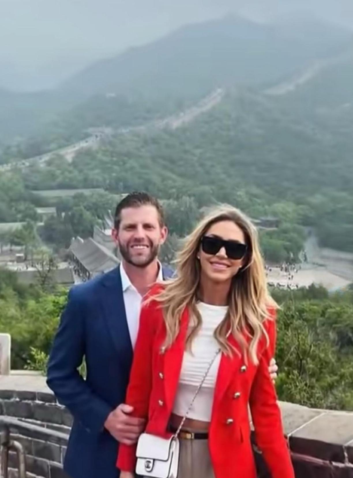 特朗普儿子与媳妇游长城发出感慨这次随同特朗普访华的家庭成员是他的二儿子埃里克和