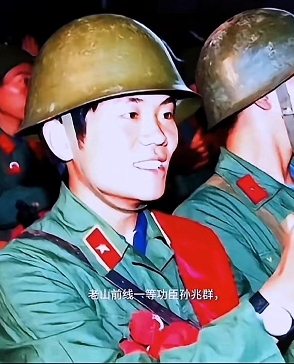 自古英雄出少年。这张照片里坐在最前面，头戴钢盔，胸戴大红花，笑容满面的英俊军官是