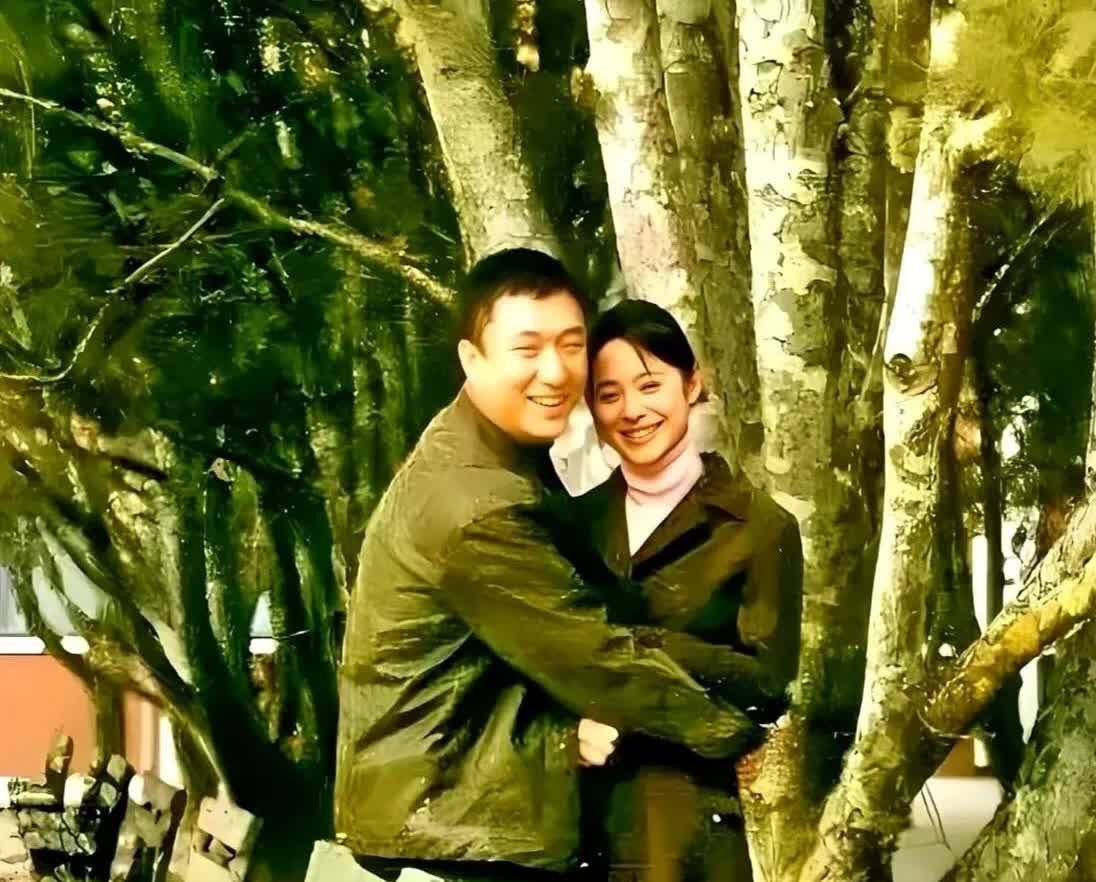 一张老照片，在微博上炸开锅。在公园的长椅旁，演出《潜伏》前的孙红雷，搂着一位