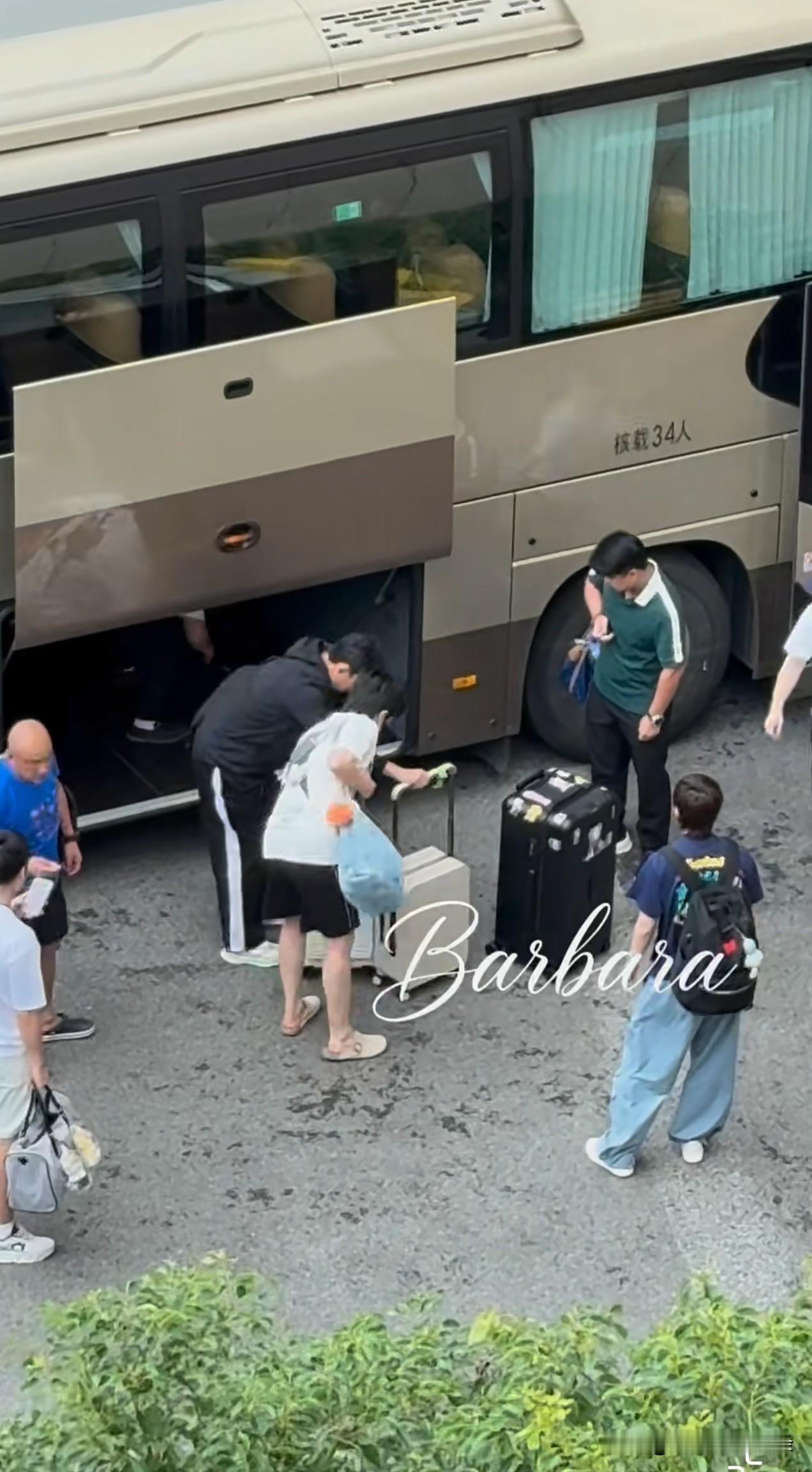 林诗栋瘦了，温瑞博壮了。林诗栋在机场被拍，瘦得双下巴都没了，背也薄了很多，这是