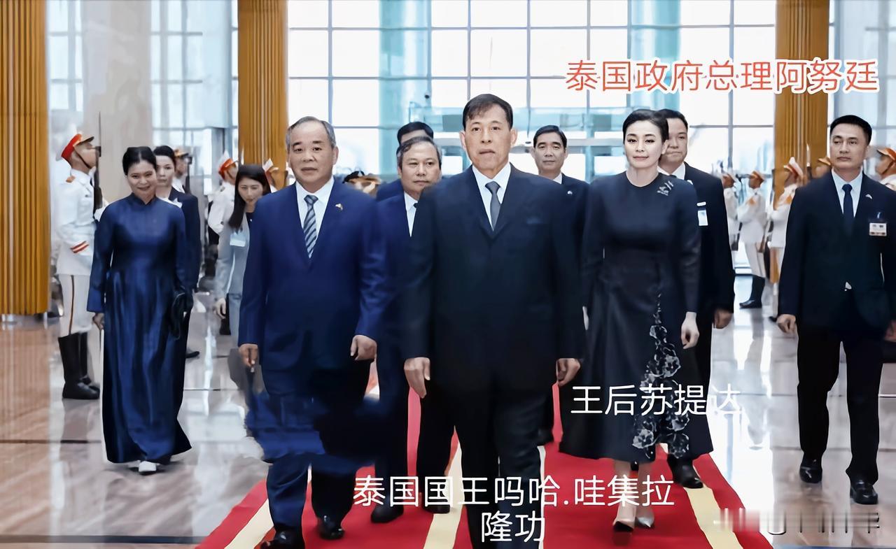 从图中的走位来看，国王在泰国的真实地位，吗哈.哇集拉隆功在泰国是至高无上的，政府