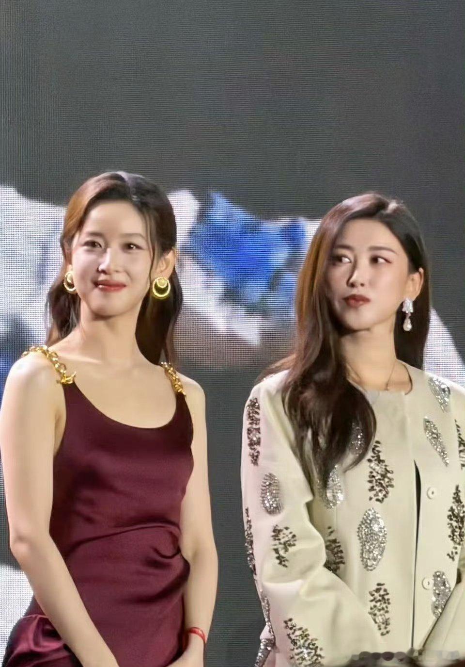 永远不要怀疑豪门的眼光发现没？就算是和大明星朱珠站在一起，章泽天照样气质不输一丝