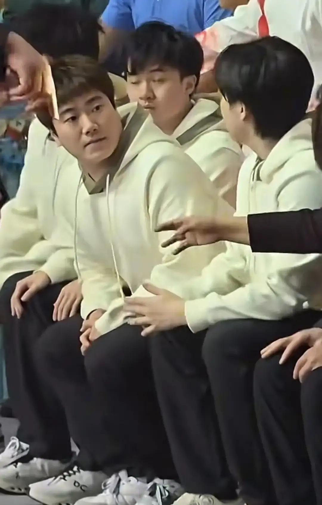 红衣姐3秒变脸冲上热搜昨晚魏桥晚会，镜头扫到前排，红衣姐先愣半秒，猛地捂嘴