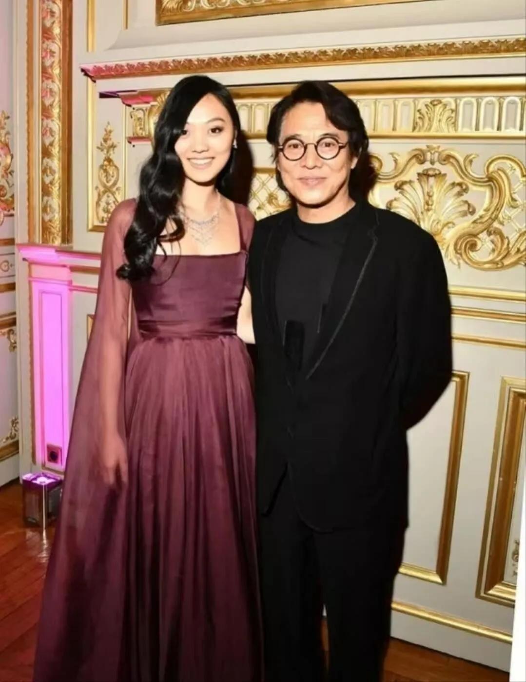 李连杰突然分享大女儿的婚讯，网友酸陪嫁礼物很不起眼啊！这个是李连杰和前妻