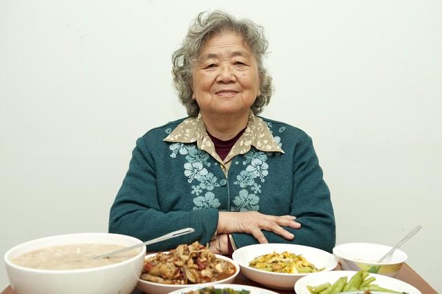 饭后散步不如在床上躺着？医生提醒：过了70，饭后两个“避免”饭后散步在老一辈