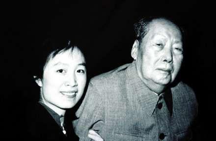1976年9月8日傍晚6点，府右街西侧的小屋里，孟锦云正和新婚丈夫小裴吃晚饭。敲