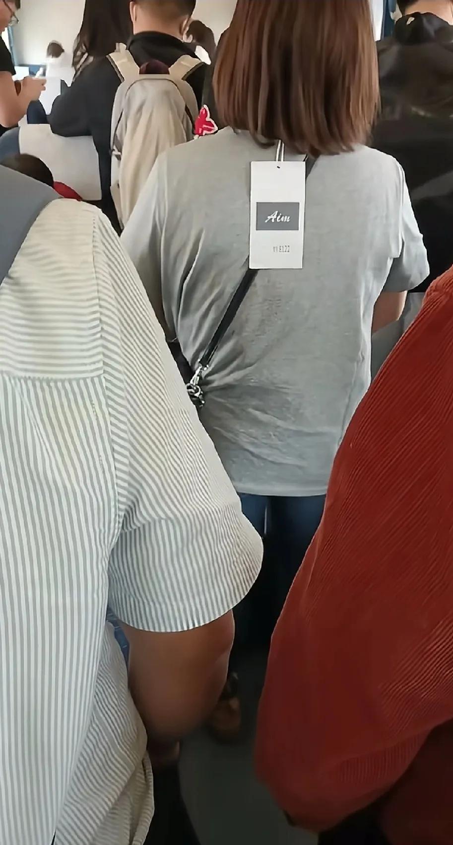 衣服上这个为什么不撕下来？这么大的牌子，不可能没感觉到吧，太明显了吧。