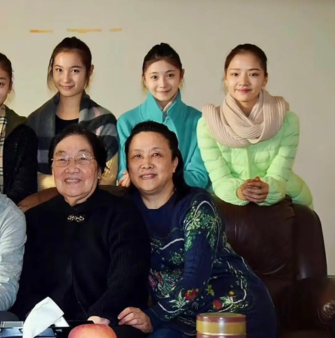 刘浩存和任敏同框，没有星相，就是普通清秀女孩长相吧​​​