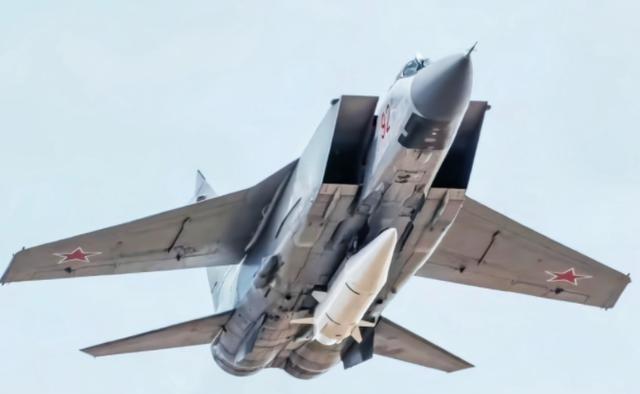 当地时间11月3日清晨，三枚“匕首”高超音速导弹从坦波夫州东部上空的俄空天军3架