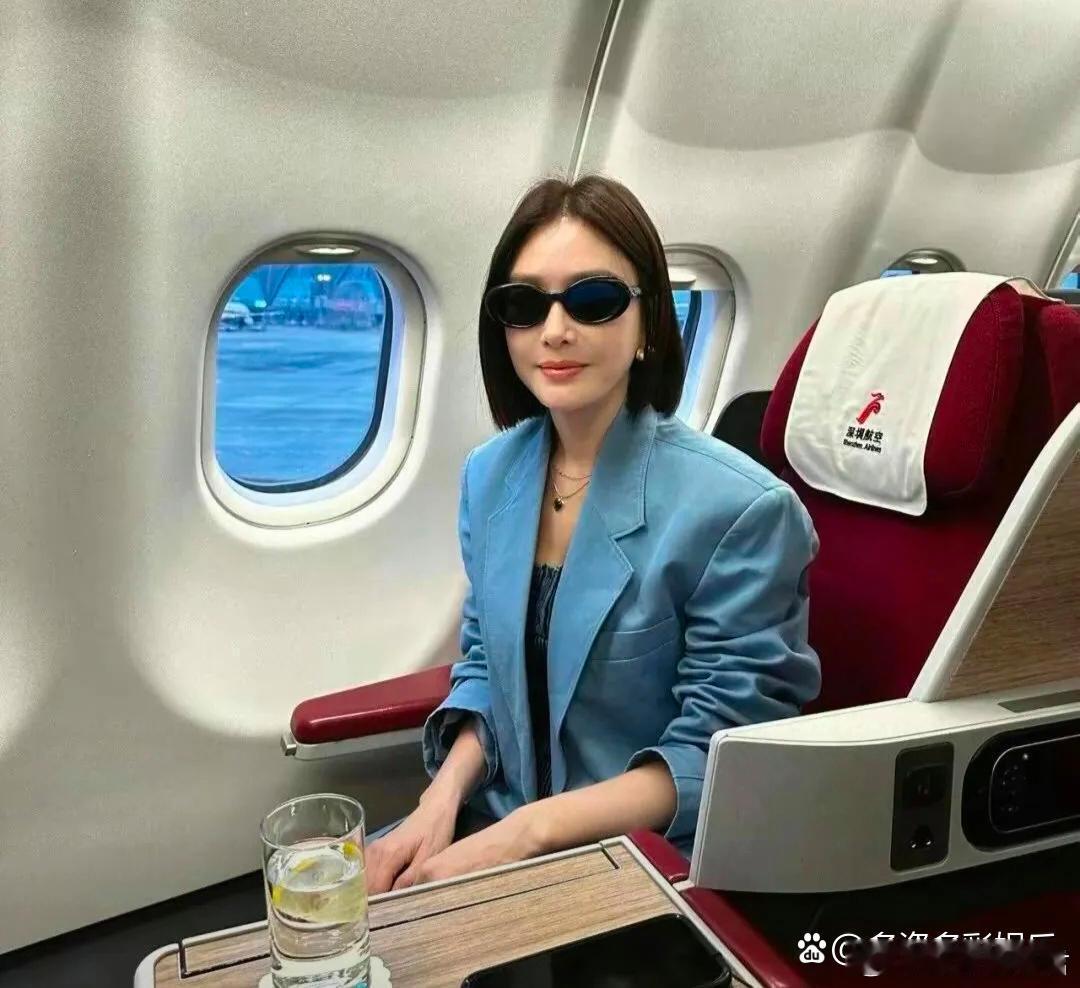 秦岚飞机上被偶遇，他穿着蓝色西服，戴上墨镜，好漂亮又酷又飒爽！