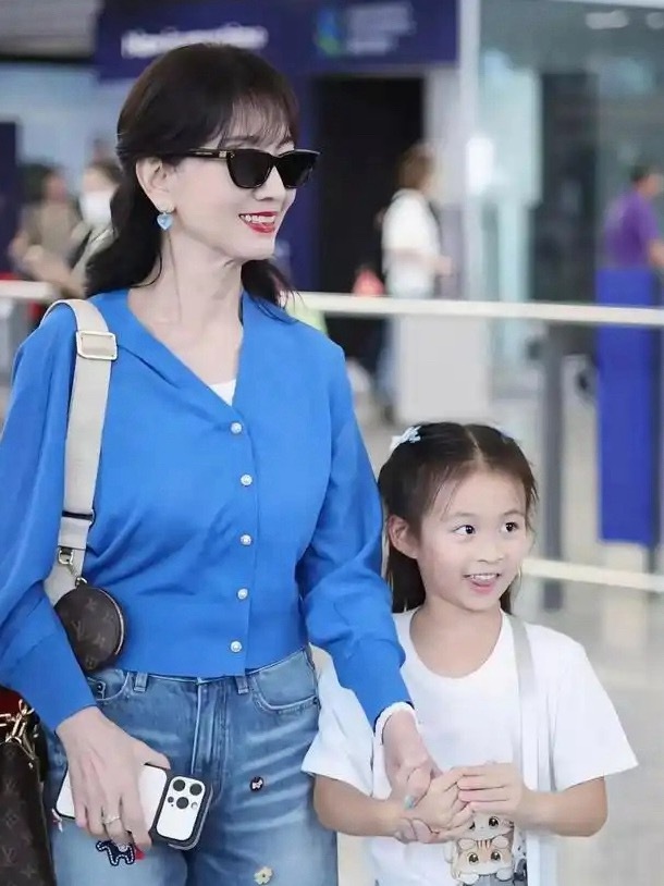 72岁赵雅芝和7岁孙女同框啦！小月亮超乖牵奶奶，祖孙神似美翻啦