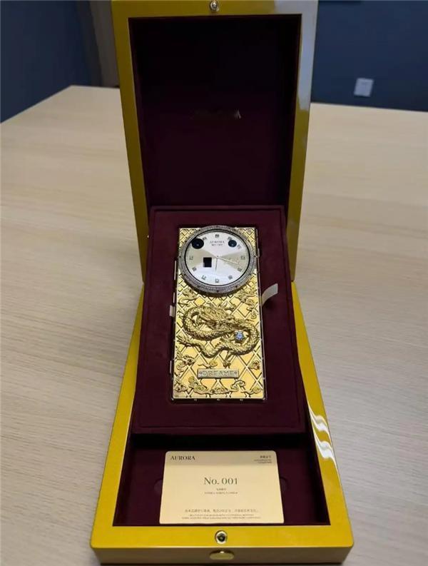 追觅不卷扫地机器人，跑来卷天价手机了！首台编号001的AURORA已经交