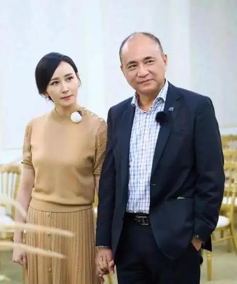 当年，富豪朱兆祥向胡静求婚，胡静说：你大我12岁，我们不合适。朱兆祥掏出一张卡，