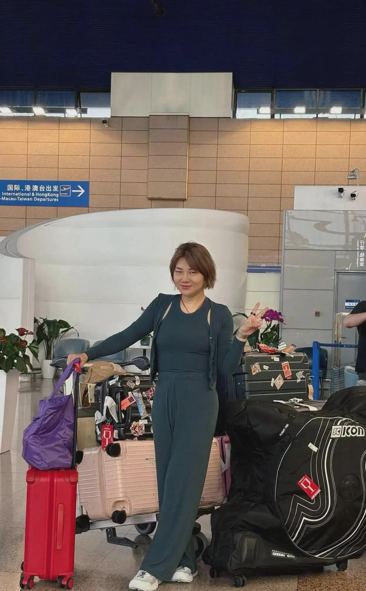 杨天真扛着八个行李箱飞美国留学，被网友骂上热搜？40岁大姐大直接甩出一句话：“老