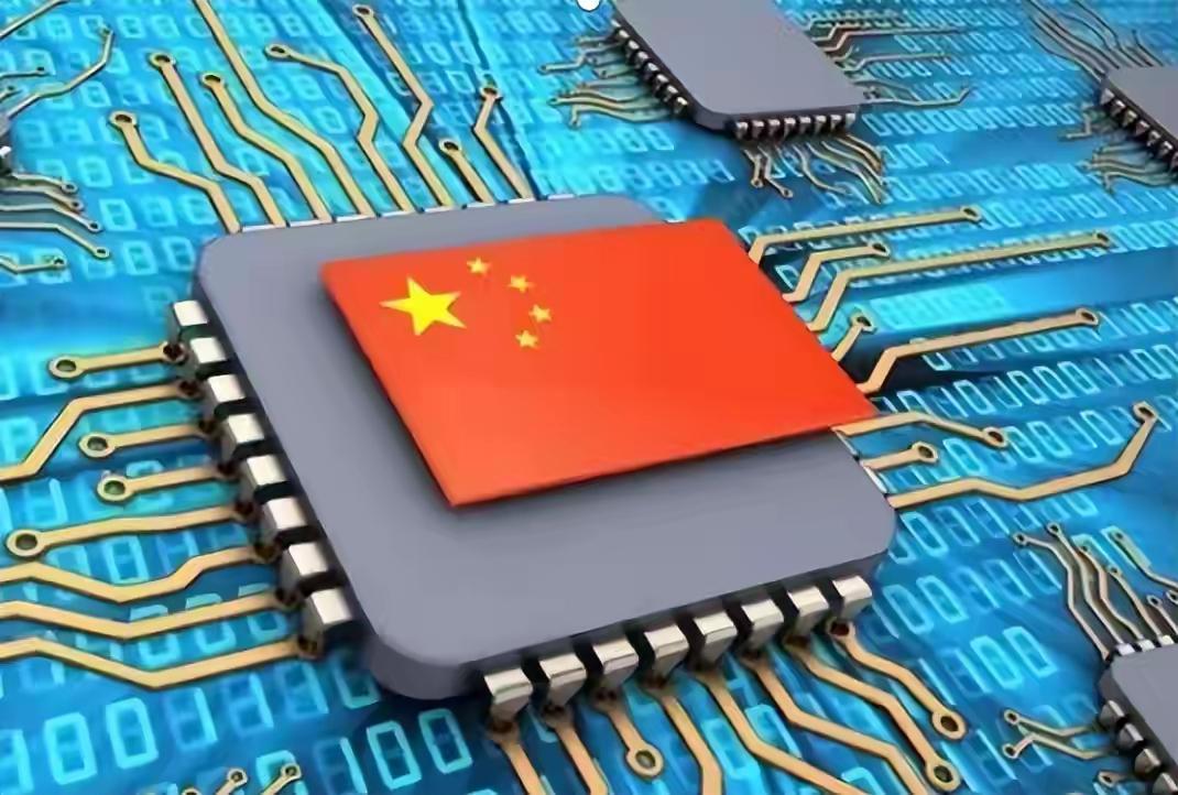 特朗普的计划翻车了，把英伟达的黄仁勋坑惨了！当年，特朗普为了打压中国的产业升