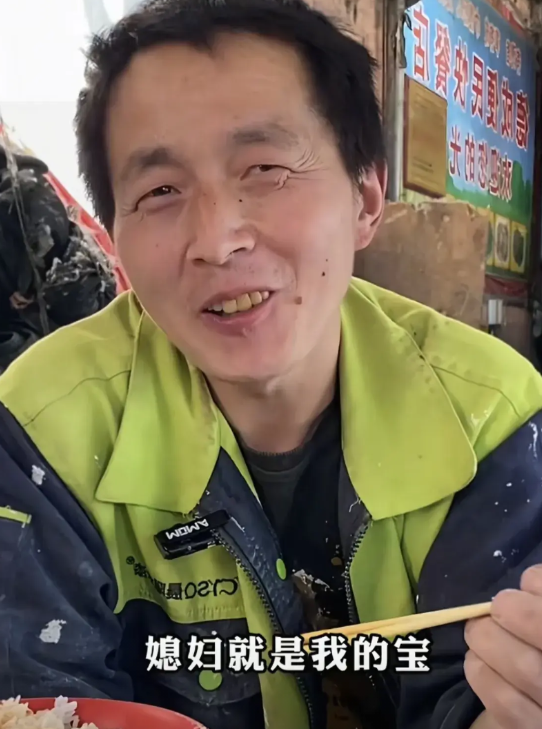 “媳妇就是我的宝，把钱全部攒下来疼媳妇。”7月7日，一名36岁的山东工地大叔火了