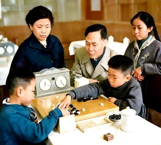 岁的聂卫平（右二）与弟弟对弈，父亲、母亲和姐姐观战！多么幸福的一家人啊！也就是在