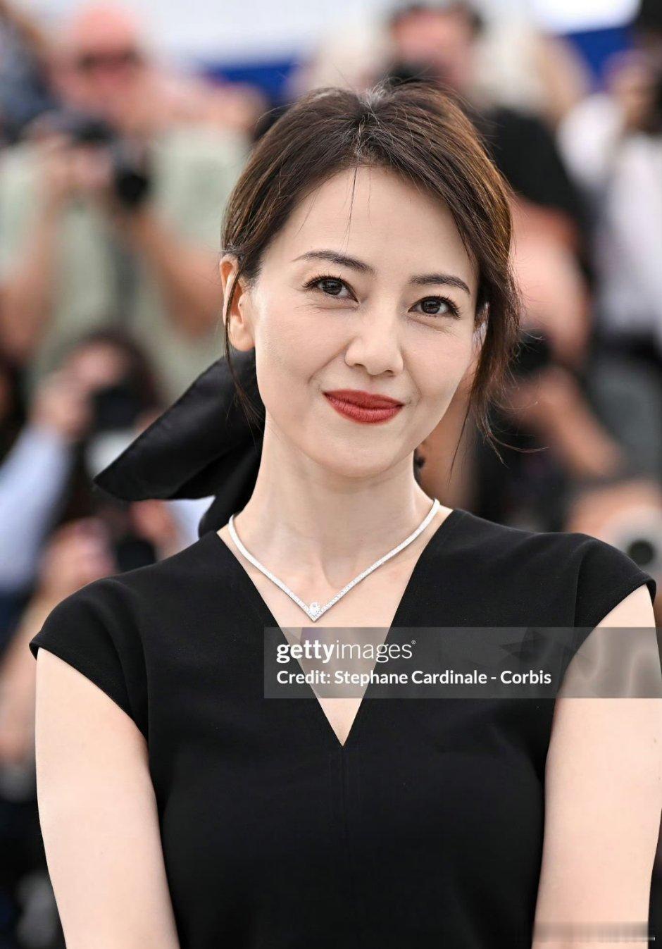 高圆圆白头发自然的生动的真实的美，到年纪了脸上不长皱纹也挺吓人的，有几根白头发又