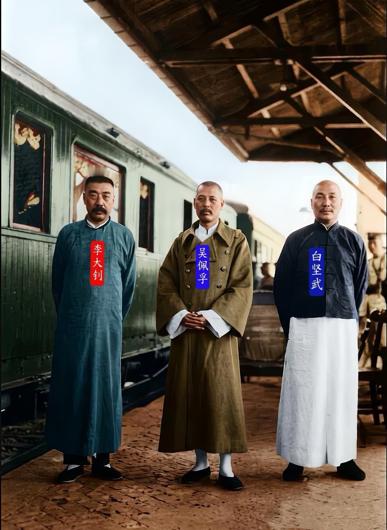 1922年，李大钊赴洛阳与直系军阀吴佩孚、幕僚白坚武的合影，李大钊当时正在北方开