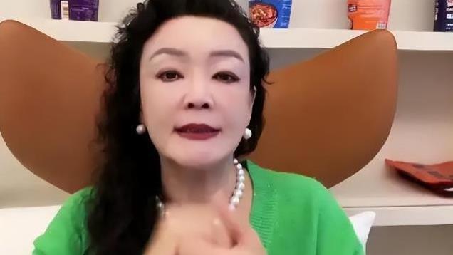 大S女儿变壮了,比汪小菲还要高,过马路让杨阿姨牵着手