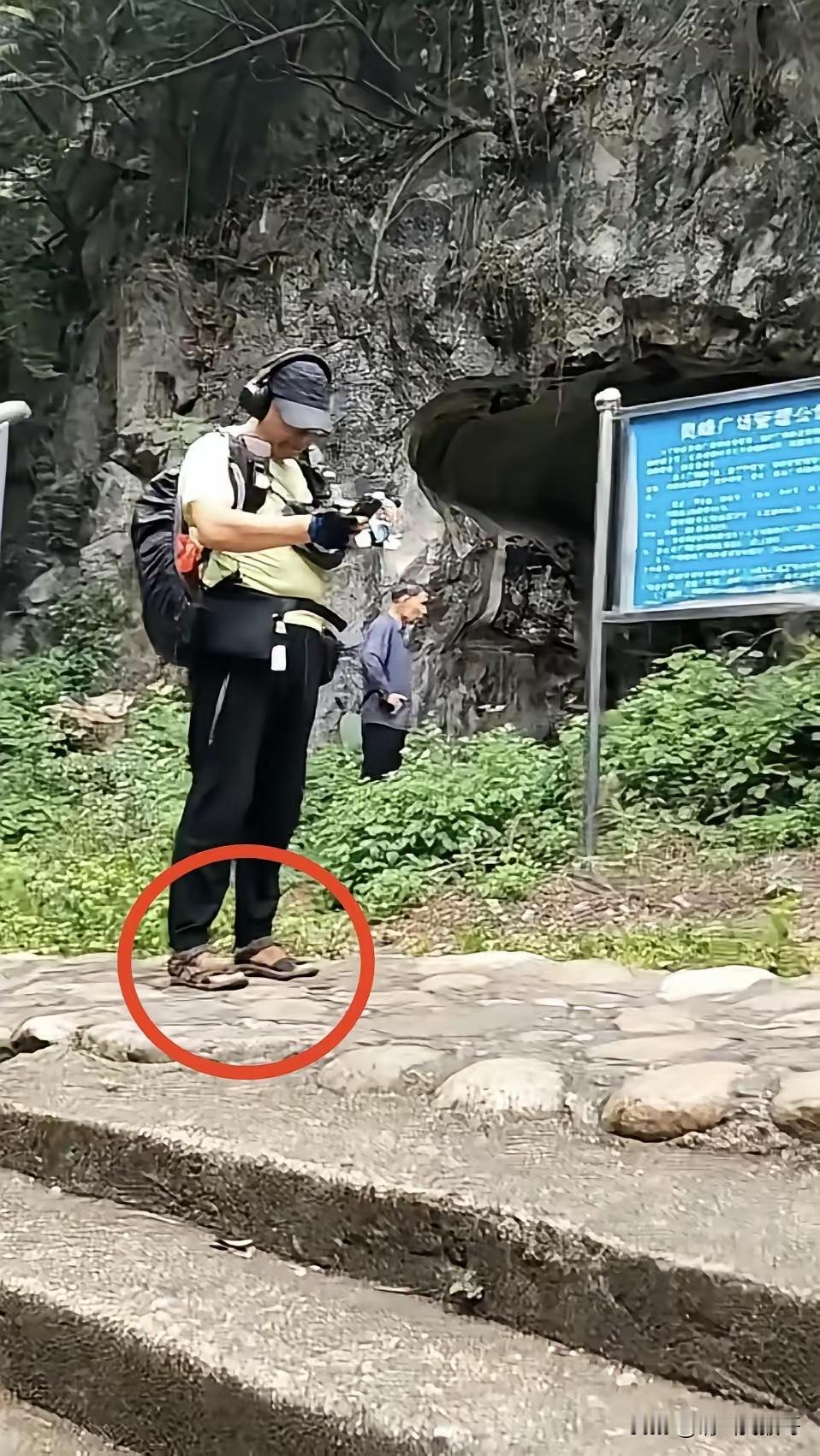 今天刷到广西河池这位博主，真的要狠狠点赞，这份警惕心，比啥都珍贵。爬山偶遇陌