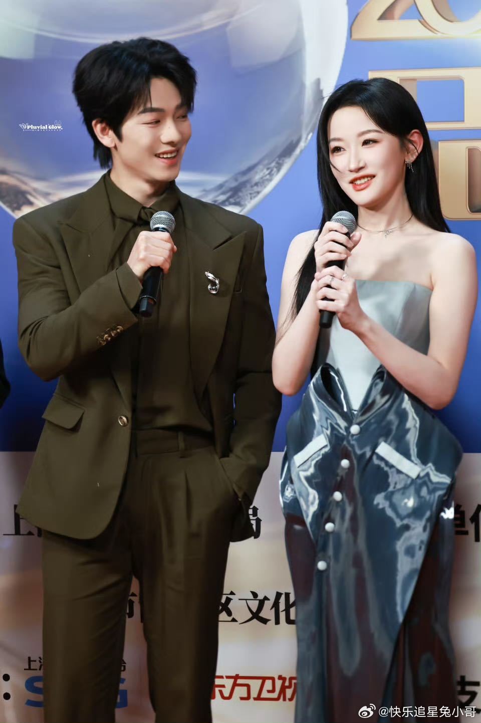 韩雨彤曾辉红毯合体比心红毯高甜名场面预定！韩雨彤和曾辉合体亮相，默契比心+挽臂
