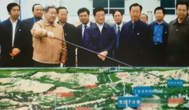 2004年9月份黄菊在宁夏回族自治区考察。先后考察了宁夏启元药业公司、银川佳通轮