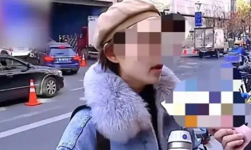 “白嫖上瘾了？”2019年，杭州一女子在外出吃饭时，特地掏出价值4000元的保温